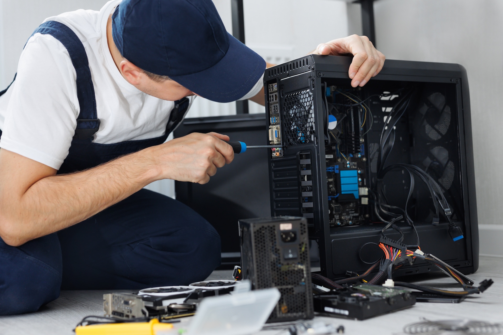 closeup computer technician holding a screwdriver 2025 01 10 20 40 35 utc